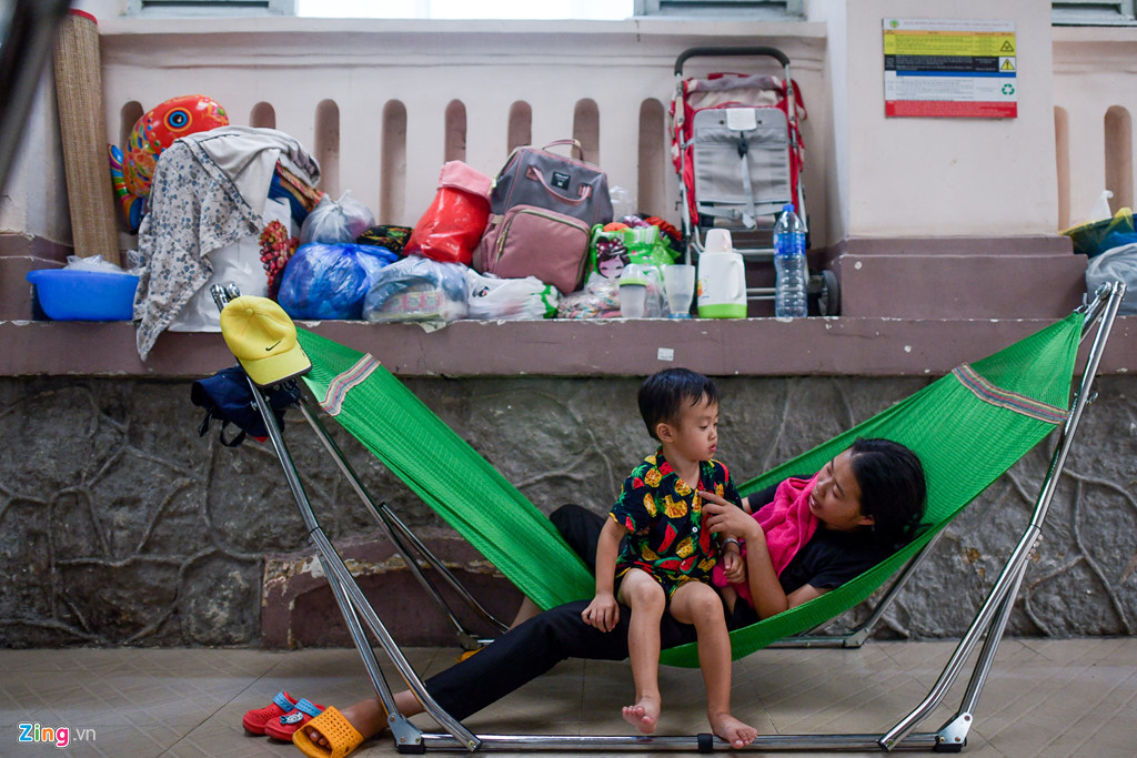 Nếu trẻ có các triệu chứng như ho, sổ mũi, hắt hơi, khò khè, sốt cao, không ăn uống, cha mẹ nên nhanh chóng đưa con đến các bác sĩ chuyên khoa để kịp thời điều trị, tránh tình trạng bệnh diễn tiến nặng.