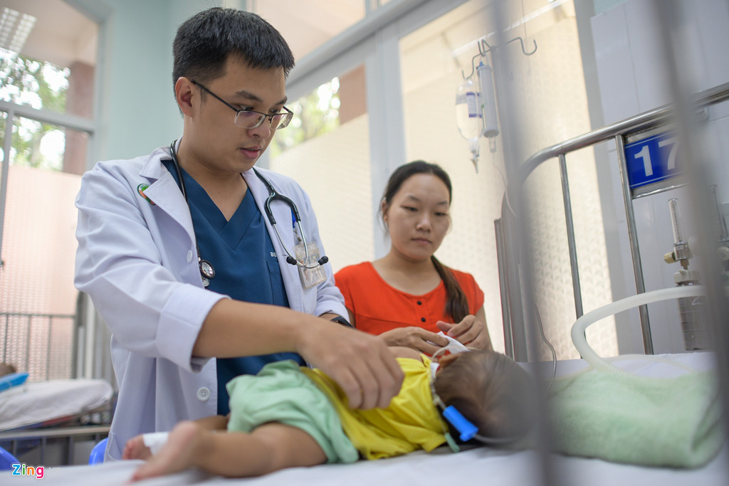 Bác sĩ chuyên khoa II Nguyễn Hoàng Phong, Trưởng khoa Hô hấp 1, Bệnh viện Nhi đồng 2, cho biết những ngày qua, khoa quá tải vì số bệnh nhân đến khám và nhập viện điều trị nội trú tăng mạnh.