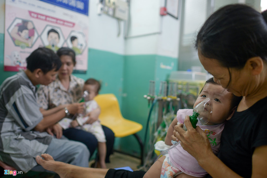 “Thời gian trước, gia đình hay chở bé ra ngoài chơi. Mấy ngày nay đọc báo thấy chất lượng không khí ô nhiễm mới tá hỏa, biết vậy đã chăm con kỹ, để trong nhà, che rèm kín chắn khói bụi”, bà Nguyễn Thị Thành (62 tuổi, ngụ quận 2) nói.