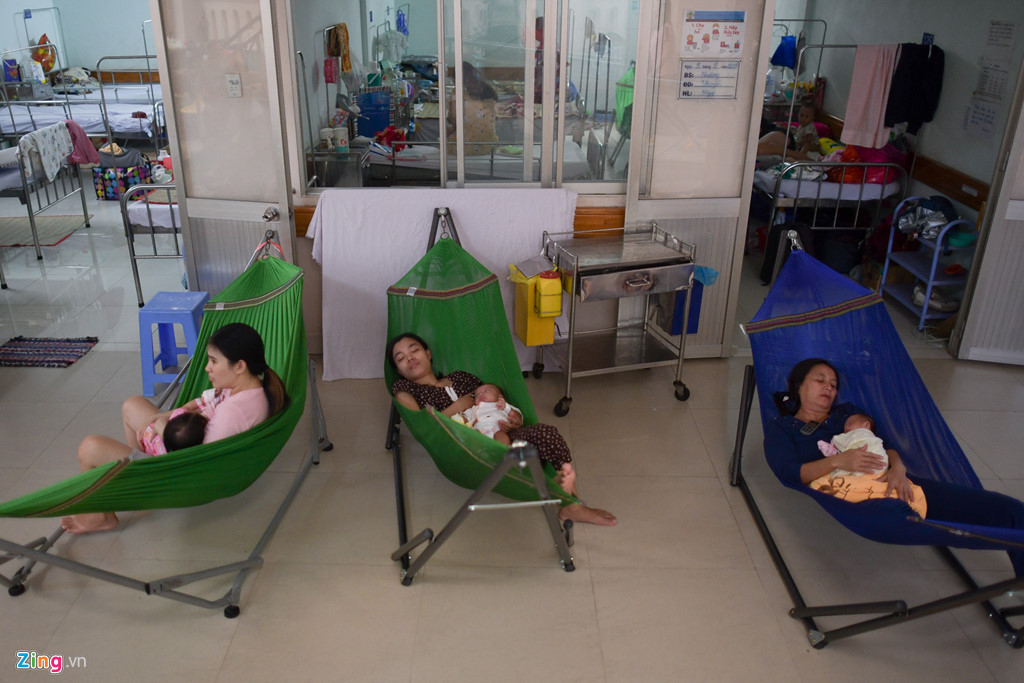 Theo bà Dung, người thân đưa con nhập viện, nếu hết giường hoặc muốn tìm chỗ nghỉ, thường thuê võng nằm. Giá thuê một chiếc võng khoảng 20.000 đồng/ngày, người thuê phải đặt cọc 400.000 đồng và được hoàn trả lại tiền sau khi trả võng.