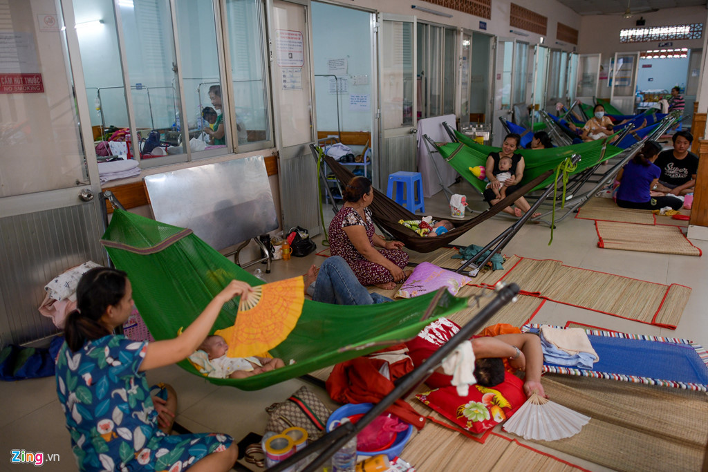 Trưa 4/10, khoa Hô hấp, Bệnh viện Nhi đồng 2 (TP.HCM) có rất đông bệnh nhân điều trị nội trú và khám bệnh. Nhiều trẻ phải nằm ghép trên cùng một giường. Rất nhiều bệnh nhi không còn chỗ, phụ huynh phải thuê võng cho con ở phía ngoài. Người lớn nằm la liệt ngay dưới võng.