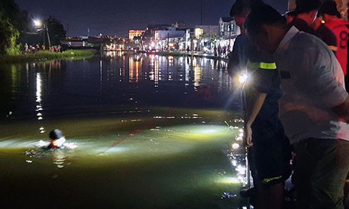 Trieu cuong gay ngap sau, mot phu nu lao xe xuong ho thiet mang