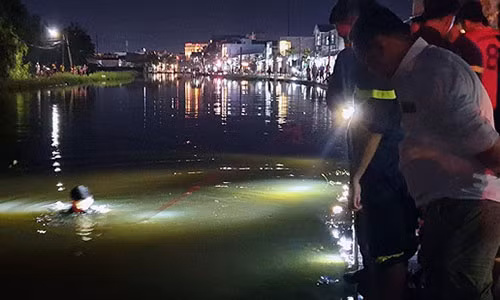 Trieu cuong gay ngap sau, mot phu nu lao xe xuong ho thiet mang