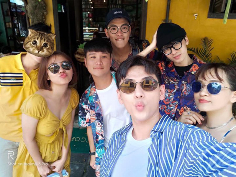 Van Mai Huong khoe giay chung nhan ket hon-Hinh-2