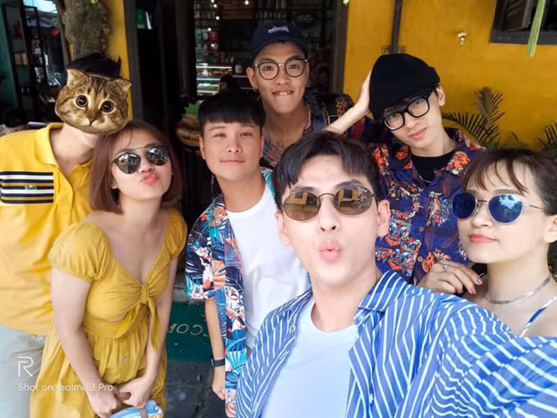 Van Mai Huong khoe giay chung nhan ket hon-Hinh-2