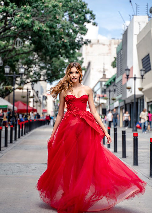 Vì là đại diện của nước chủ nhà nên chân dài 19 tuổi nhận được sự ủng hộ của đông đảo khán giả.