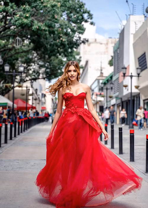 Vì là đại diện của nước chủ nhà nên chân dài 19 tuổi nhận được sự ủng hộ của đông đảo khán giả.