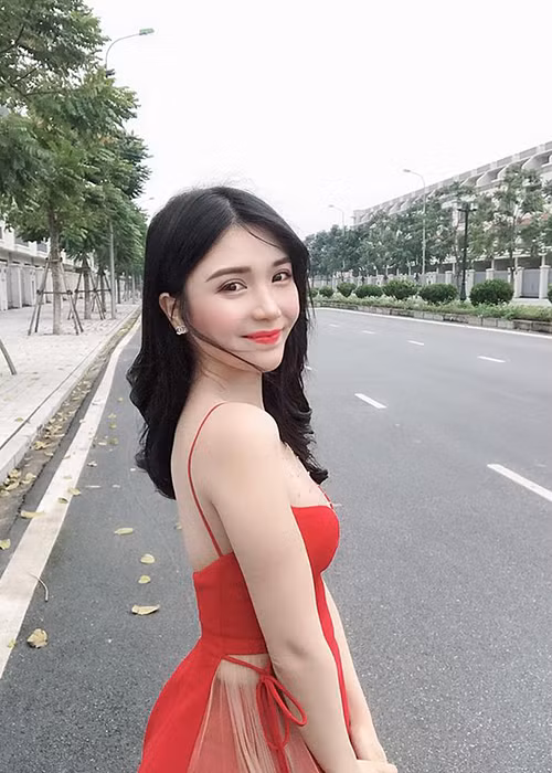 Hậu chia tay Quang Lê, Thanh Bi ngày càng gợi cảm.