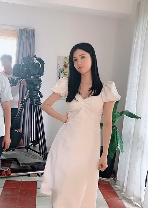 Sau chia sẻ phải xoay sở giúp đỡ gia đình, hot girl gốc Huế bất ngờ khoe mua nhà.