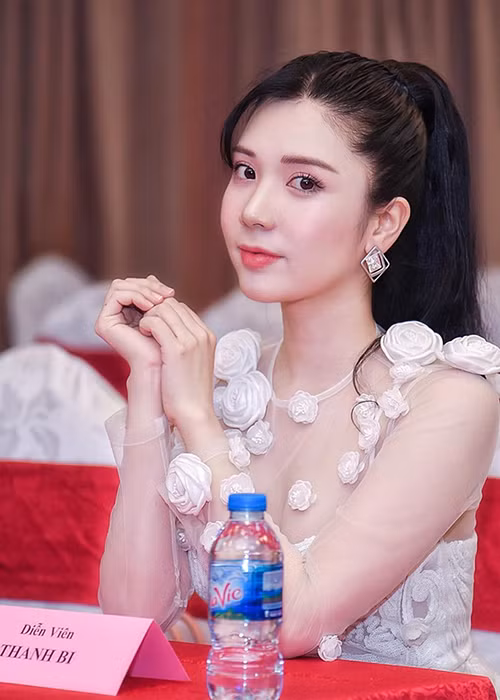 Để có tiền chữa bệnh cho bố, Thanh Bi từng tính đến việc bán đi căn nhà mà cô được Quang Lê cho tiền để mua.