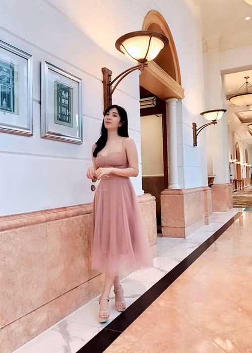 Khi gắn bó với Quang Lê, Thanh Bi được bạn trai đại gia hậu thuẫn. Năm 2018, hot girl chia sẻ, cô chưa có ai sau khi chia tay Quang Lê.