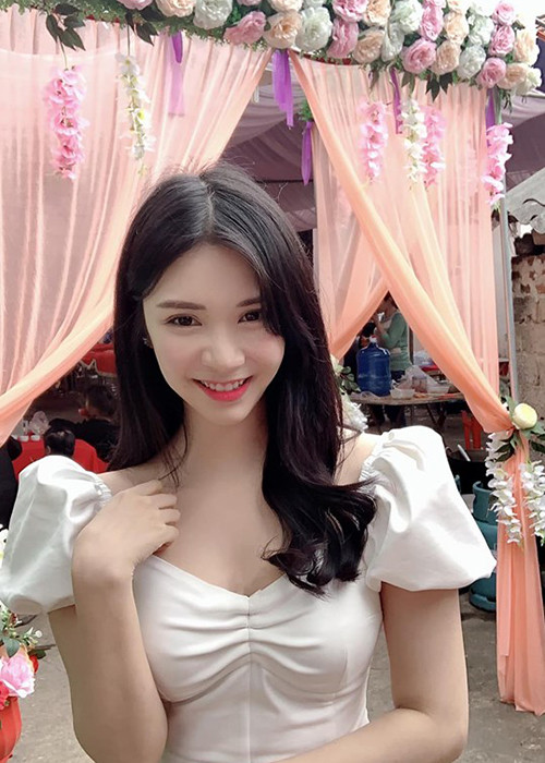 Cuối tháng 9 vừa qua, khi Thanh Bi đăng tải bức ảnh xinh đẹp cùng lời chú thích: "Biết giờ này anh có nhớ em không?", Quang Lê bất ngờ vào bình luận: "Có nghe tình yêu thức dậy trong lòng? Nhớ từng nụ cười ánh mắt, nhớ lời ngọt ngào âu yếm".