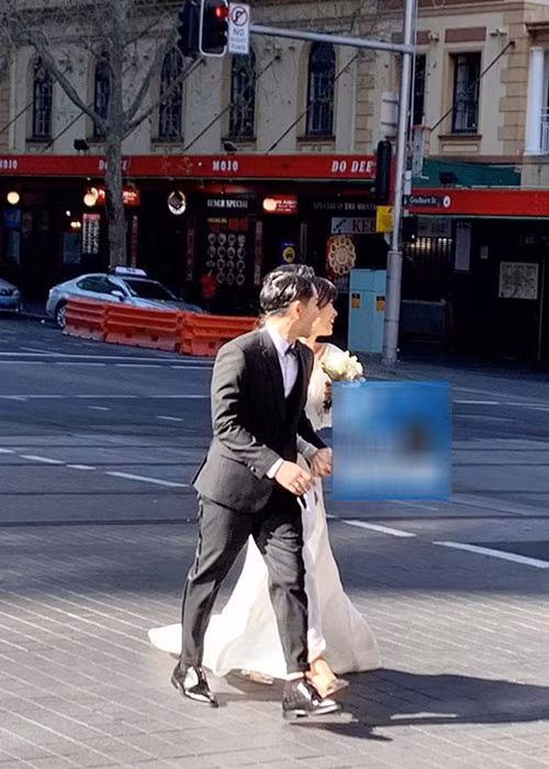 Cặp đôi tươi rói trên đường phố Sydney trong trang phục cô dâu chú rể.