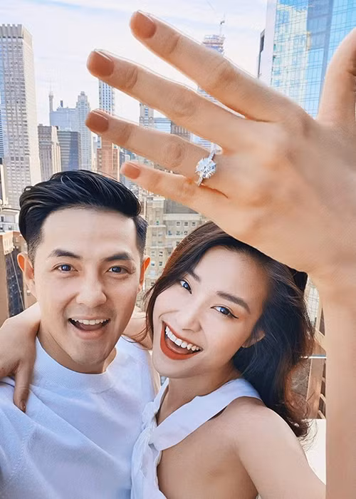 Hồi tháng 7/2019, Ông Cao Thắng cầu hôn thành công Đông Nhi, viết nên cái kết đẹp cho cuộc tình kéo dài 10 năm.