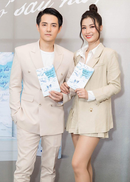 Đông Nhi mới đây còn bật mí chuyện tình với chồng sắp cưới: "Hôm đó hẹn hò đi xem phim, anh Thắng tặng Nhi một bông hoa và nói 'Anh không còn tay để giữ bông hoa này, em giúp anh cầm nó nhé. Rồi tiếp sau là "our first kiss" (tạm dịch nụ hôn đầu tiên). Lời tỏ tình ấy tuy đơn giản nhưng nó đã thể hiện trọn vẹn những điều trái tim muốn nói".