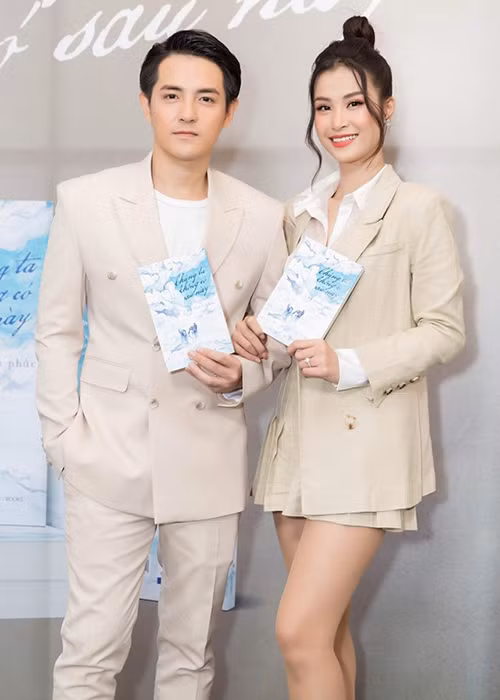 Đông Nhi mới đây còn bật mí chuyện tình với chồng sắp cưới: "Hôm đó hẹn hò đi xem phim, anh Thắng tặng Nhi một bông hoa và nói 'Anh không còn tay để giữ bông hoa này, em giúp anh cầm nó nhé. Rồi tiếp sau là "our first kiss" (tạm dịch nụ hôn đầu tiên). Lời tỏ tình ấy tuy đơn giản nhưng nó đã thể hiện trọn vẹn những điều trái tim muốn nói".