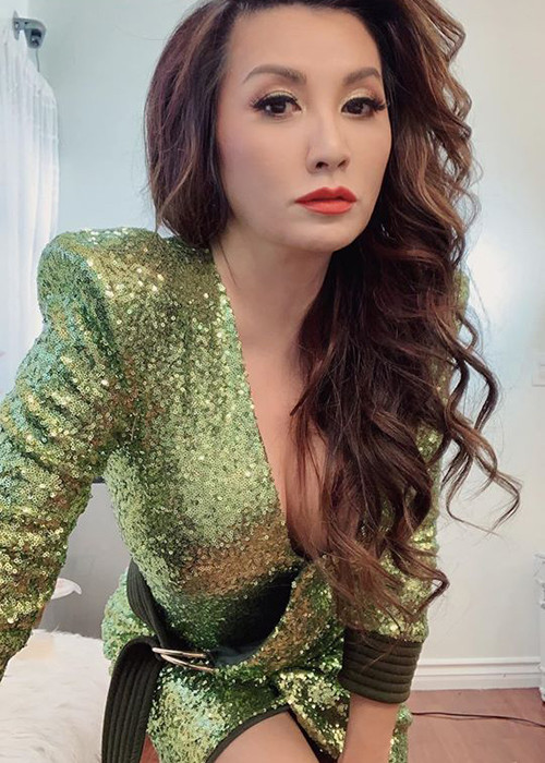 Trẻ hơn tuổi thật, nữ ca sĩ hải ngoại từng được chàng trai kém 24 tuổi tán tỉnh.