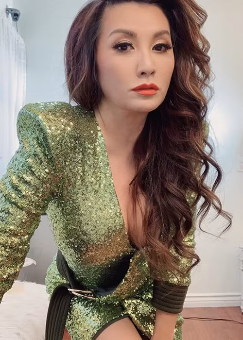 Trẻ hơn tuổi thật, nữ ca sĩ hải ngoại từng được chàng trai kém 24 tuổi tán tỉnh.