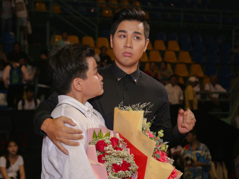 Nguyen Khang xin loi sau su co doc nham ket qua Giong hat Viet nhi-Hinh-3