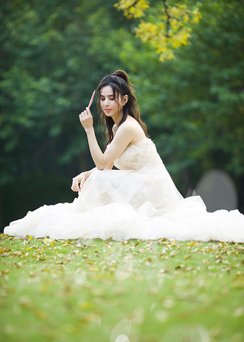 Sau 24 năm nổi tiếng với vai "Tiểu Long Nữ", Lý Nhược Đồng vẫn chưa lên xe hoa.