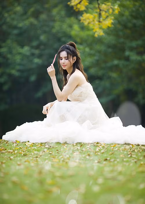 Sau 24 năm nổi tiếng với vai "Tiểu Long Nữ", Lý Nhược Đồng vẫn chưa lên xe hoa.