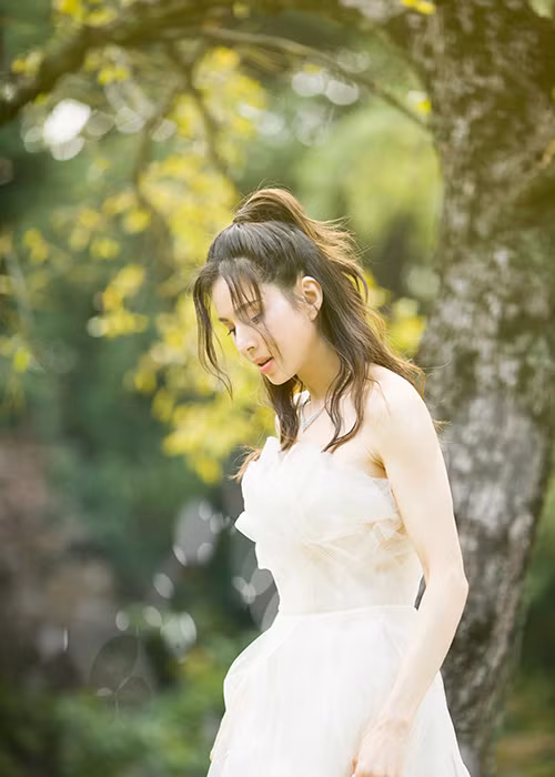 Mới đây, nữ diễn viên bất ngờ đăng tải loạt ảnh mặc váy cưới ở tuổi 46 khiến người hâm mộ vô cùng thích thú.