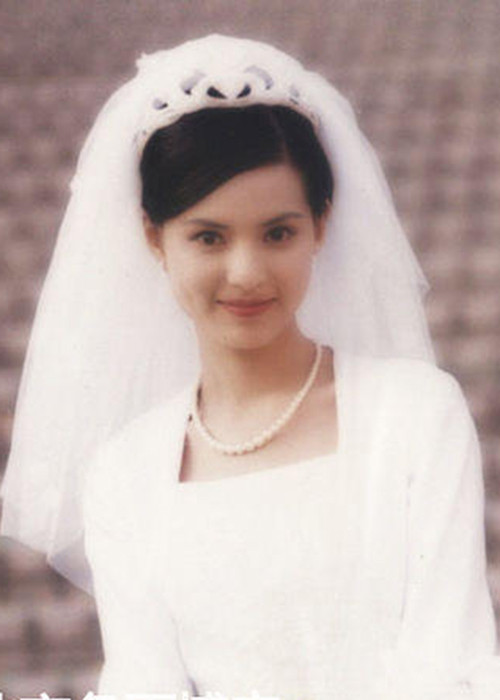 Cách đây nhiều năm, Lý Nhược Đồng từng mặc váy cưới trong một lần chụp ảnh tạp chí.