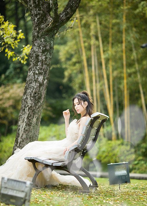 Lý Nhược Đồng có đường tình duyên lận đận nên đến nay cô vẫn chưa một lần mặc váy cưới sánh đôi bên chú rể.