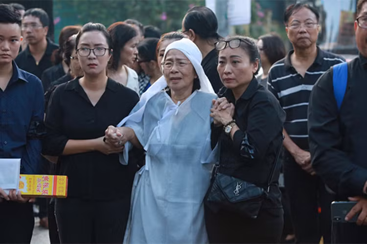 Khi sức khỏe yếu, nghệ sĩ Thế Anh được vợ luôn trúc trực, chăm sóc. Ảnh: Vietnamnet