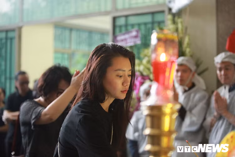 Diễn viên Hồng Ánh đến tiễn đưa nghệ sĩ Thế Anh về nơi chín suối. Ảnh: VTC