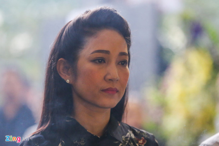 Diễn viên Thanh Thúy cũng lặng người trong lễ tang. Ảnh: Zing