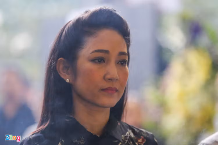 Diễn viên Thanh Thúy cũng lặng người trong lễ tang. Ảnh: Zing