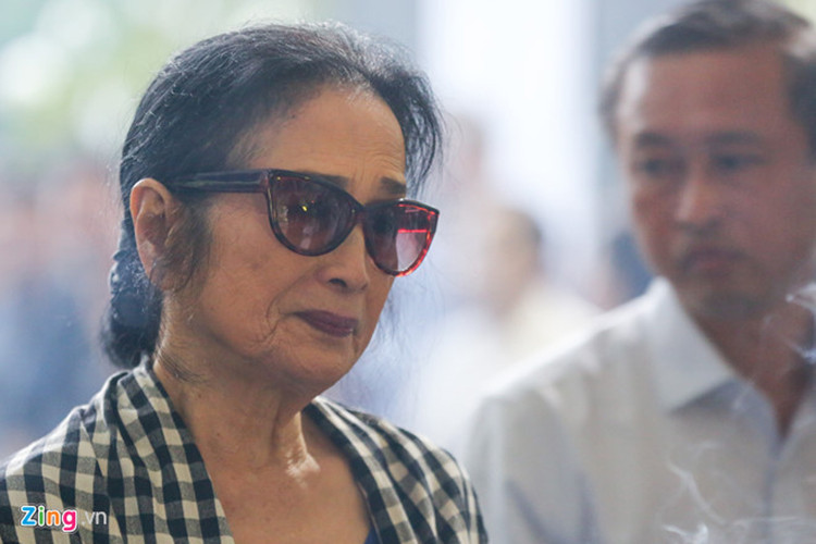 NSND Trà Giang đau buồn đến đưa tang NSND Thế Anh. Ảnh: Zing