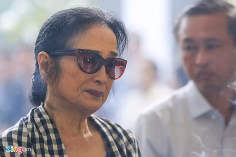 NSND Trà Giang đau buồn đến đưa tang NSND Thế Anh. Ảnh: Zing