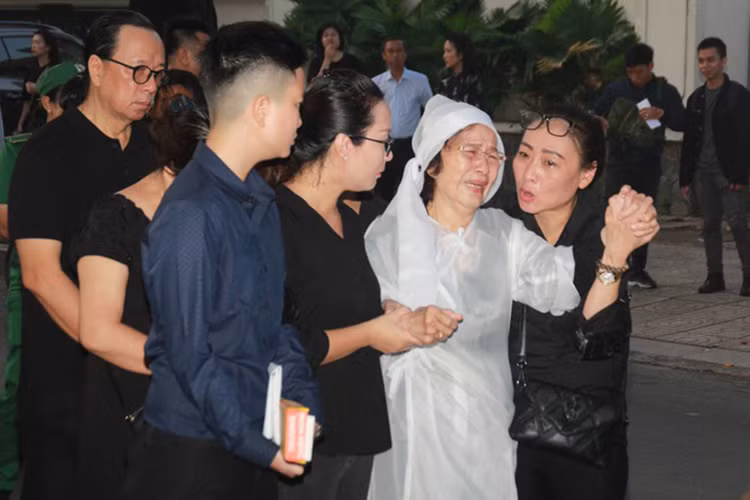 Nghệ sĩ Thu Hằng - vợ của NSND Thế Anh đau buồn phút tiễn đưa chồng. Ảnh: Tiền Phong