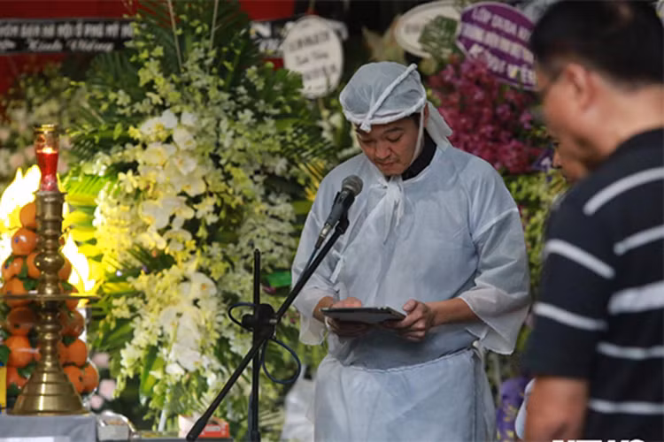 Sáng ngày 3/10, gia đình, đồng nghiệp tiễn đưa "trung úy Phương" của phim "Nổi gió" về nơi an nghỉ cuối cùng. Ảnh: Vietnamnet