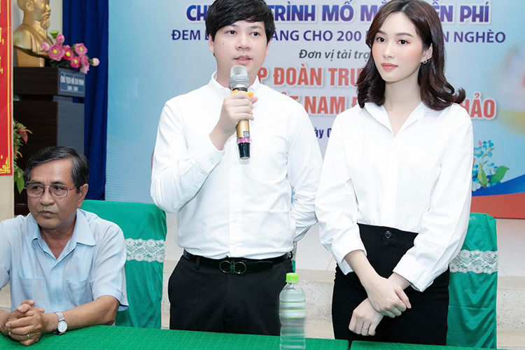 Vợ chồng Thu Thảo giúp các bà con vùng sâu, vùng xa bị đục thuỷ tinh thể được phẫu thuật.