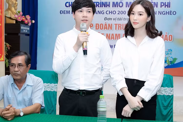 Vợ chồng Thu Thảo giúp các bà con vùng sâu, vùng xa bị đục thuỷ tinh thể được phẫu thuật.