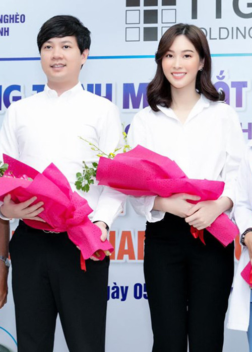 Thu Thảo và chồng làm từ thiện nhân kỷ niệm 2 năm ngày cưới.