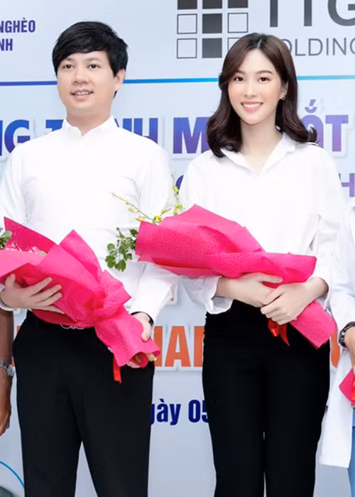 Thu Thảo và chồng làm từ thiện nhân kỷ niệm 2 năm ngày cưới.