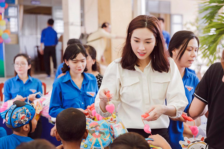Thi thoảng, Đặng Thu Thảo vẫn tham gia các hoạt động thiện nguyện.