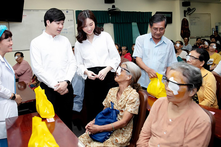 Cặp đôi hỏi thăm tình hình sức khỏe của bà con được phẫu thuật lấy lại ánh sáng.