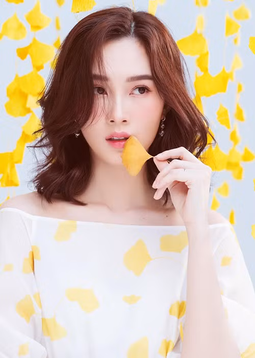 Nàng hoa hậu ngày càng trẻ đẹp sau khi sinh con gái đầu lòng.