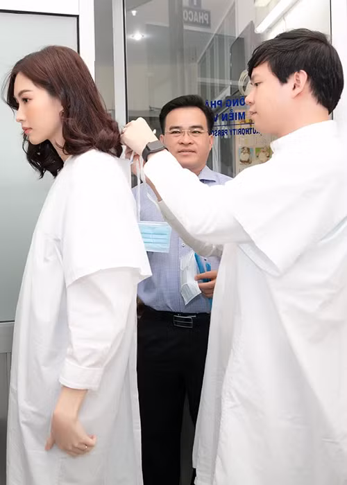 Nàng hoa hậu được ông xã ân cần chăm sóc trong chuyến đi.