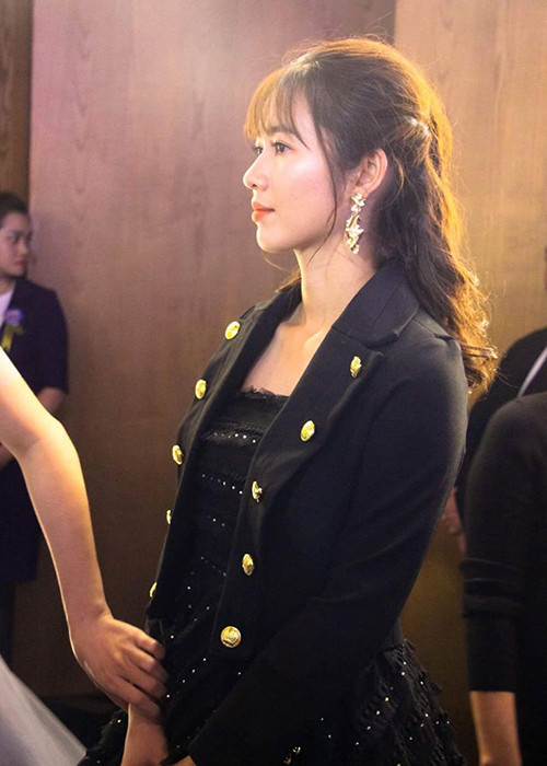 Hiện tại, ngoài "Tiếng sét trong mưa", Oanh Kiều còn tham gia diễn xuất trong bộ phim truyền hình "Bán chồng".