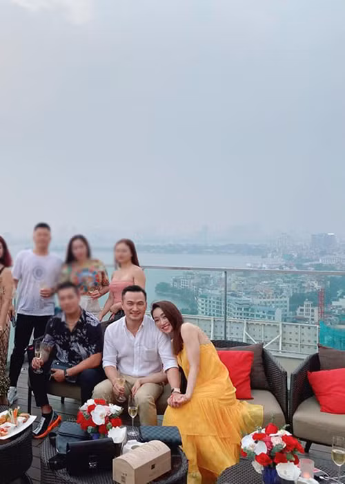 Động thái của Chi Bảo được cho là công khai chuyện tình cảm với Lý Thùy Chang.