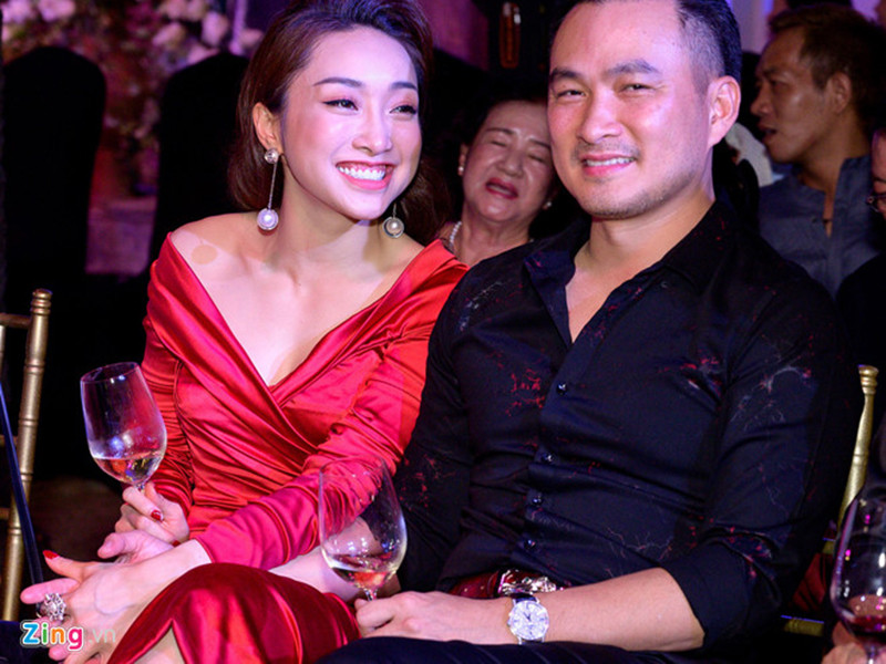 Vào tối ngày 18/10 vừa qua, Chi Bảo đưa Thùy Chang cùng đi dự sự kiện. Hiện tại, trang cá nhân của cả hai đều để trạng thái đang hẹn hò. Về phía Chi Bảo, anh chưa từng lên tiếng về mối quan hệ với Thùy Chang. Ảnh: Zing