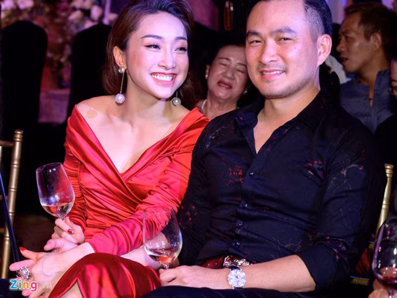 Vào tối ngày 18/10 vừa qua, Chi Bảo đưa Thùy Chang cùng đi dự sự kiện. Hiện tại, trang cá nhân của cả hai đều để trạng thái đang hẹn hò. Về phía Chi Bảo, anh chưa từng lên tiếng về mối quan hệ với Thùy Chang. Ảnh: Zing