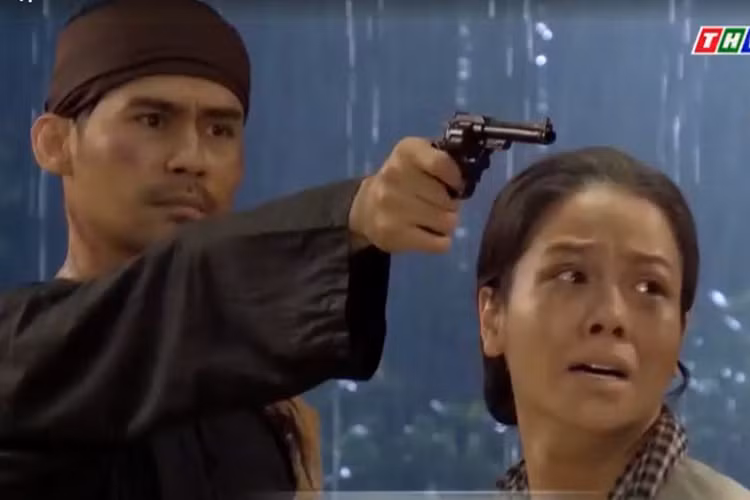 Khi mang bầu Hải, Thị Bình bị vu oan ngoại tình nên nhảy xuống sông tự vẫn. Sau đó, Thị Bình được ông Quý cứu vớt. Theo trailer giới thiệu phim, Hải và Khải Duy cầm súng chĩa thẳng vào nhau mặc cho Thị Bình can ngăn. Nhiều khán giả tò mò số phận của Hải ở cuối phim.