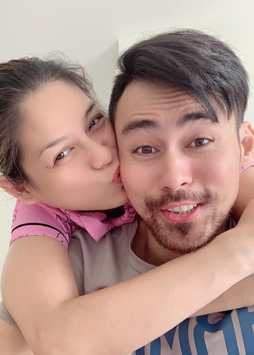 Cả hai lựa chọn cuộc sống kín tiếng bên hai con gái.